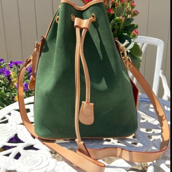 🎄GIFT IDEAS! Christmas 🎄 is coming! NWT Dooney & Bourke suede med drawstring - Picture 3 of 11
